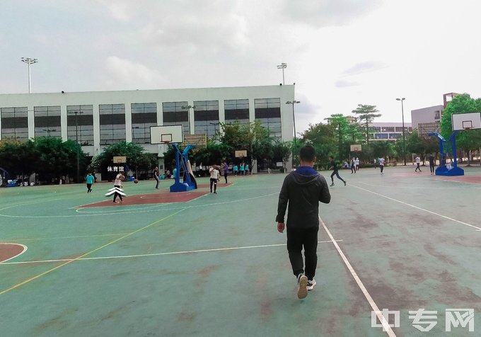 柳州市第一职业技术学校-篮球场2
