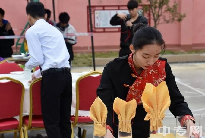 都安瑶族自治县职业教育中心-餐巾折花艺术比赛现场