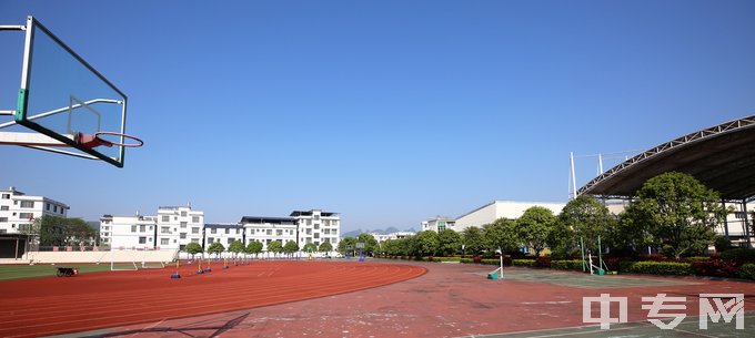 桂林市第二技工学校-从操场望向校门口