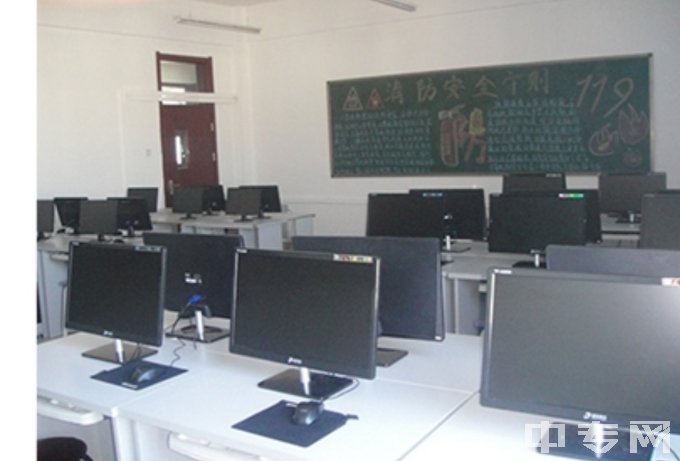 内蒙古民族工程职业技术学校-机房