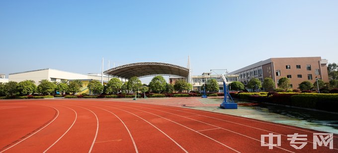 桂林市第二技工学校-从操场看篮球馆和1号实训楼