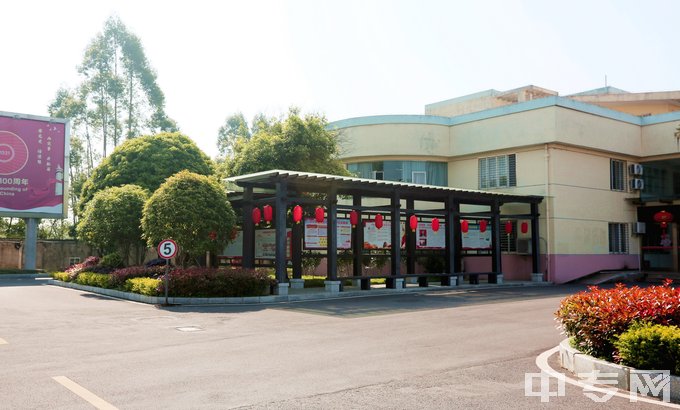 桂林市第二技工学校-办公楼前的文化走廊
