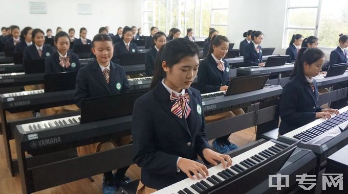 桂林市旅游职业中等专业学校-钢琴课