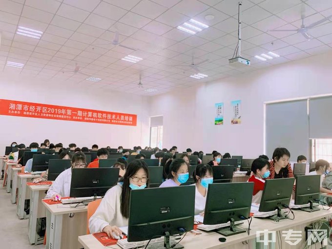 湘潭计算机职业技术学校-实训室二