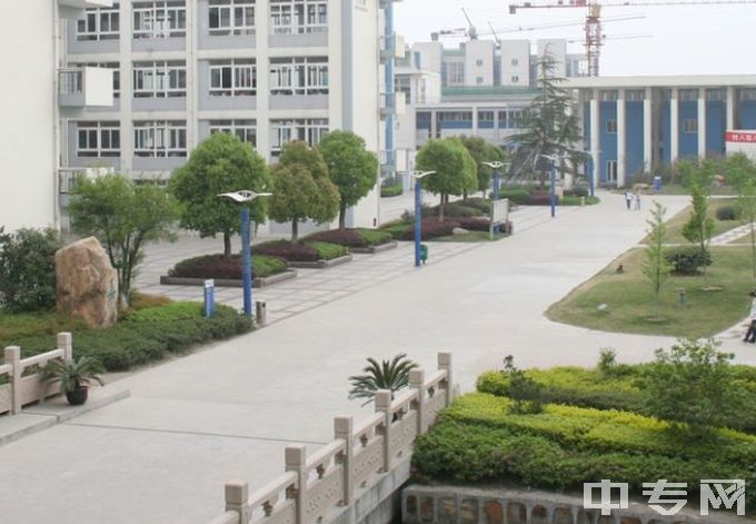 江苏省张家港中等专业学校-教学楼一侧