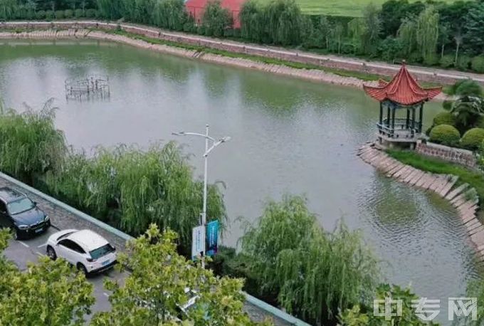 郑州绿业信息中等专业学校-校园湖
