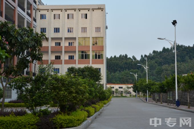 广东省南方技师学院-教学楼一侧