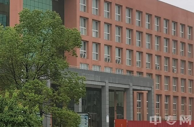 社旗县中等职业学校-教学楼一侧