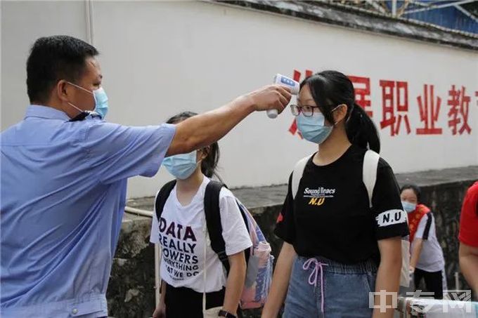 广东省环境保护职业技术学校-保安在校门口为学生测体温
