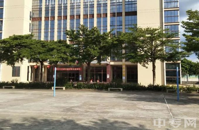 湛江市工商职业技术学校-图书馆