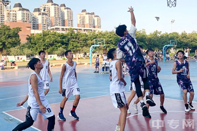 广州市华风技工学校-篮球场