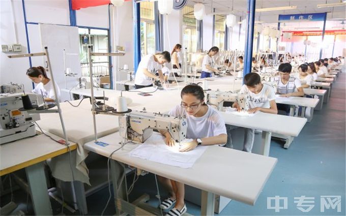 广西经贸职业技术学院是公办还是民办学校？