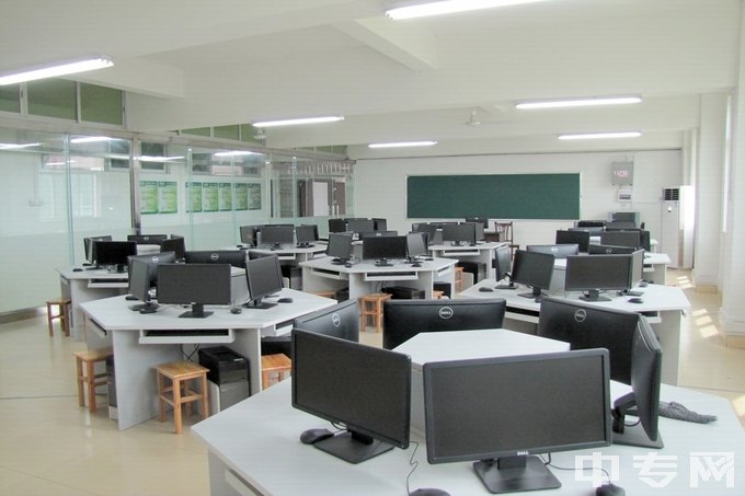广西工商技师学院是公办还是民办学校？