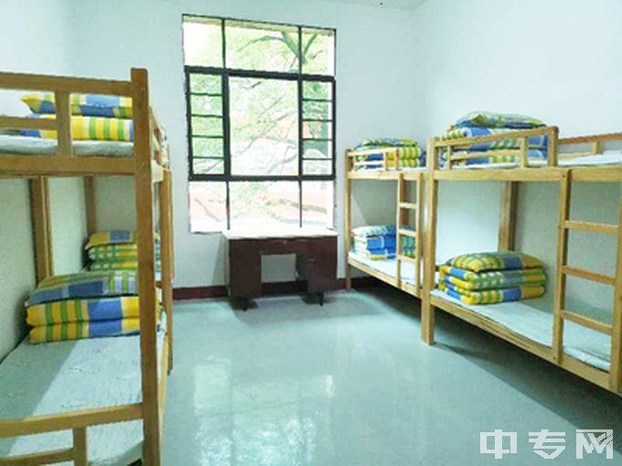 冷水江市新程中等职业学校寝室照片、宿舍环境好不好？