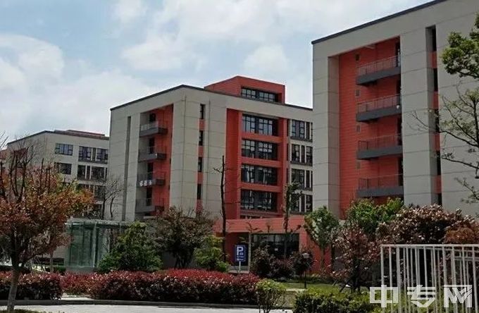 南通市蓝领技工学校是公办还是民办学校？