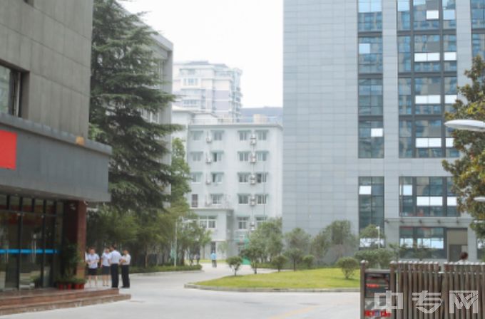 杭州轻工技师学院是公办还是民办学校？