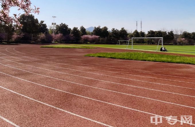 江苏省惠山中等专业学校地址、学费一年多少