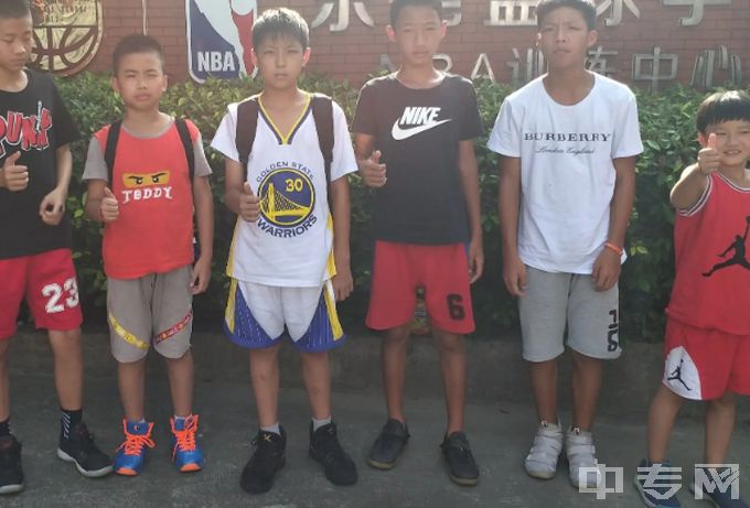东莞篮球学校是公办还是民办学校？
