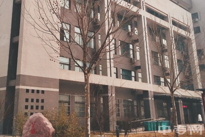 河南护理职业学校中专是公办还是民办学校？