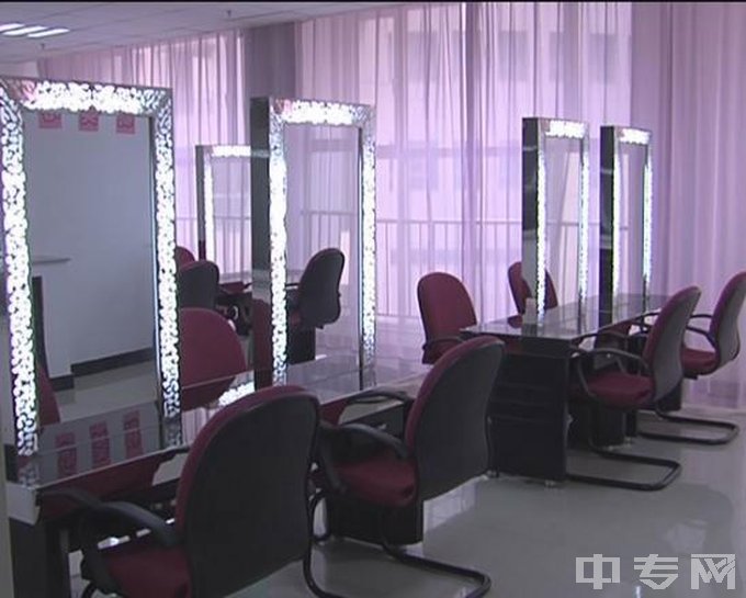 天津市中华职业中等专业学校化妆实训室