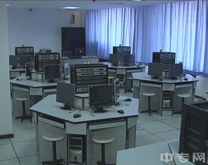 天津市中华职业中等专业学校计算机网络实训室
