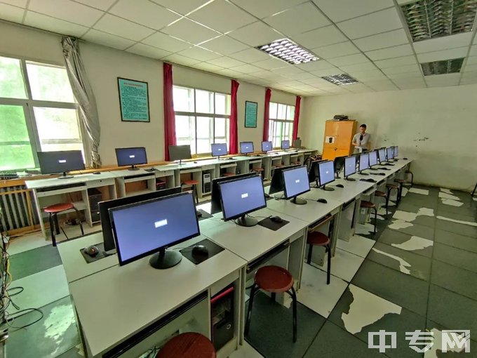 会宁现代科技职业学校计算机室