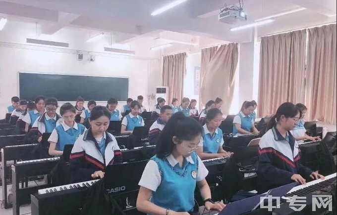 巴音郭楞蒙古自治州师范学校钢琴实训课