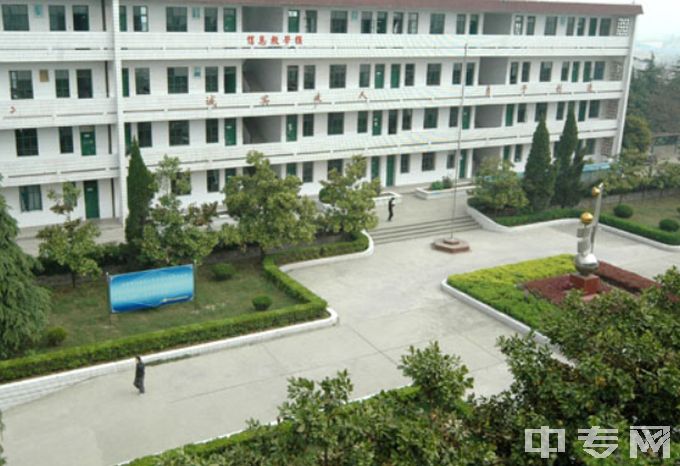 江苏省南京工程高等职业学校教学楼一侧