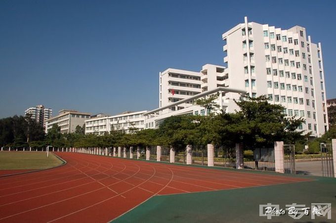 广东省轻工职业技术学校田径运动场