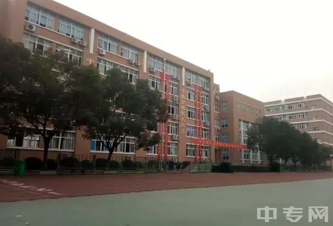 平阳县万全综合高级中学教学楼一侧