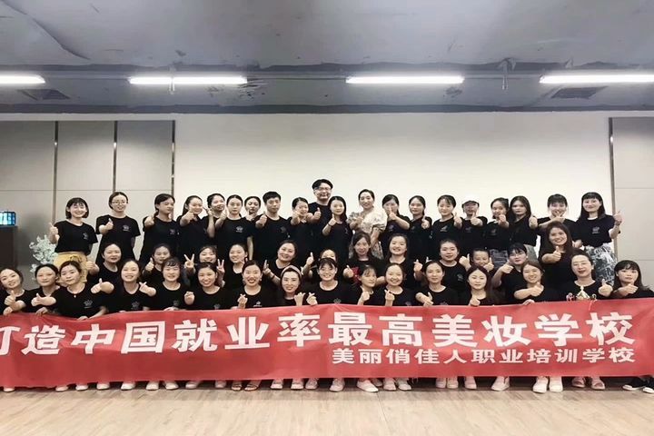 南充美丽俏佳人化妆培训学校环境